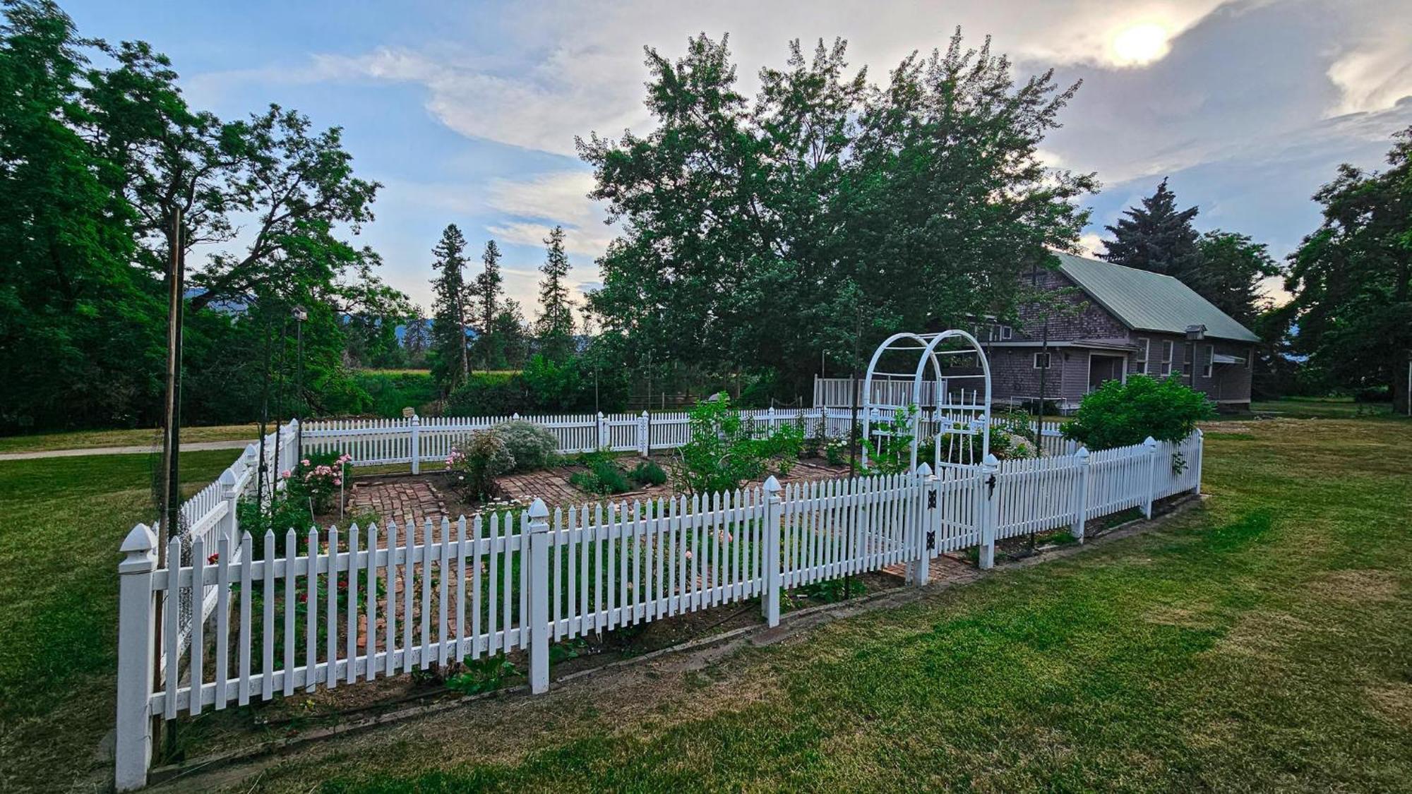 Kettle Falls Gardenview Estate Bed And Breakfast מראה חיצוני תמונה